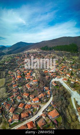 Vue panoramique sur des maisons authentiques dans la Bulgarie populaire Jeravna Banque D'Images