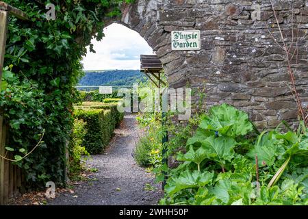 Gateway vue sur le jardin physique dans les jardins communautaires de Great Torrington Castle avec mur de frontière et arbres sur Castle Hill, avec vue rurale. Banque D'Images