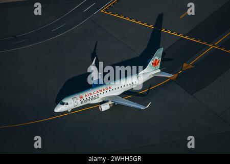 Air Canada Express circulant à l'aéroport international Logan de Boston Banque D'Images