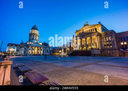 Konzerthaus y Deutscher Dom (Catedral Alemana) Gendarmenmarkt (Mercado de los gendarmes) . Berlin Banque D'Images