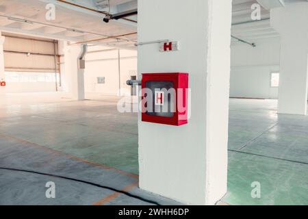 préparation pour la conflagration d'urgence, armoire de protection incendie avec signe dans un bâtiment industriel Banque D'Images