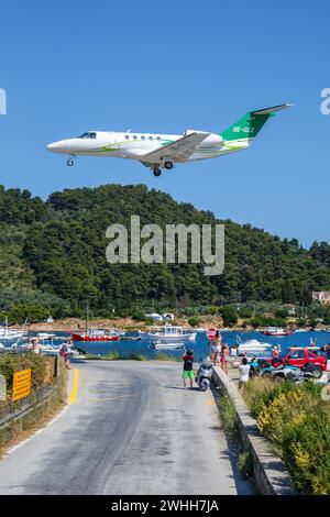 Skiathos, Grèce - 24 juin 2023 : un avion Cessna citation CJ4 de l'Avcon Jet portant le numéro d'immatriculation OE-GCZ à l'aéroport de Skiathos (JSI) à GRE Banque D'Images