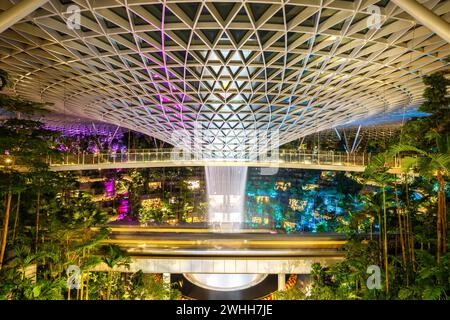 Changi, Singapour - 2 février 2023 : chute d'eau au centre commercial Jewel Changi Airport à l'aéroport de Singapour. Banque D'Images