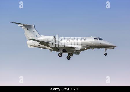 Dallas, États-Unis - 4 mai 2023 : Embraer Phenom 300 avion privé avec le drapeau N419N à l'aéroport Dallas Love Field (DAL) aux États-Unis. Banque D'Images