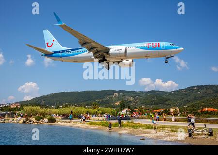 Skiathos, Grèce - 27 juin 2023 : un Boeing 737 MAX 8 de TUI Airways avec la désignation G-TUMN à l'aéroport de Skiathos (JSI) en Grèce. Banque D'Images