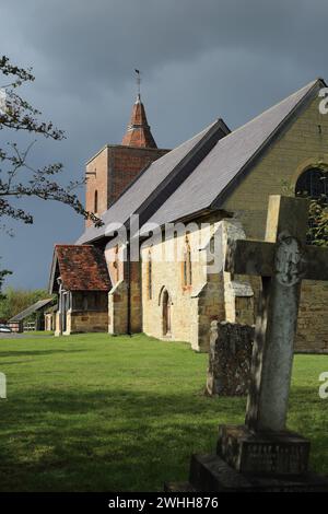 Vue à travers le cimetière à All Saints Church, Tudeley, Tonbridge, Kent, Angleterre, Royaume-Uni Banque D'Images