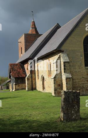 Vue à travers le cimetière à All Saints Church, Tudeley, Tonbridge, Kent, Angleterre, Royaume-Uni Banque D'Images