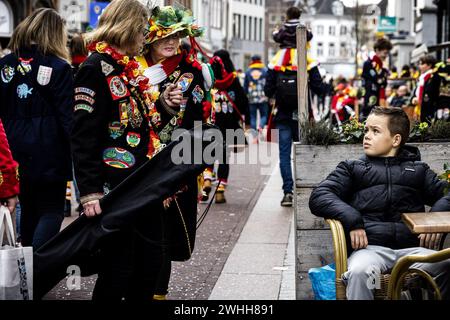 DEN BOSCH - les fêtards de carnaval dans le centre d'Oeteldonk, le nom que la ville de Den Bosch porte pendant le carnaval. D'innombrables fêtards se sont joints aux festivités. ANP ROB ENGELAAR netherlands Out - belgique Out Credit : ANP/Alamy Live News Banque D'Images