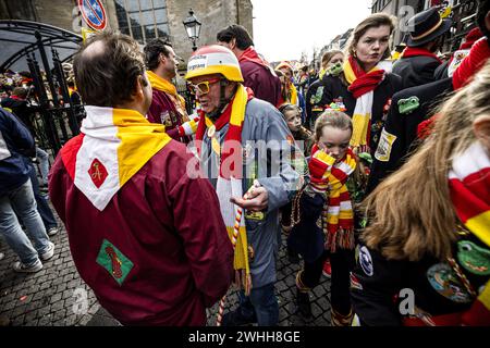 DEN BOSCH - les fêtards de carnaval dans le centre d'Oeteldonk, le nom que la ville de Den Bosch porte pendant le carnaval. D'innombrables fêtards se sont joints aux festivités. ANP ROB ENGELAAR netherlands Out - belgique Out Credit : ANP/Alamy Live News Banque D'Images