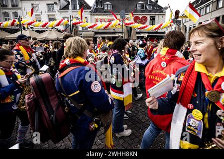 DEN BOSCH - les fêtards de carnaval dans le centre d'Oeteldonk, le nom que la ville de Den Bosch porte pendant le carnaval. D'innombrables fêtards se sont joints aux festivités. ANP ROB ENGELAAR netherlands Out - belgique Out Credit : ANP/Alamy Live News Banque D'Images