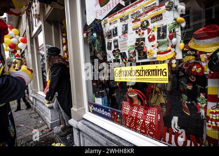 DEN BOSCH - protection auditive à vendre dans le centre d'Oeteldonk, le nom que la ville de Den Bosch porte pendant le carnaval. D'innombrables fêtards se sont joints aux festivités. ANP ROB ENGELAAR netherlands Out - belgique Out Credit : ANP/Alamy Live News Banque D'Images