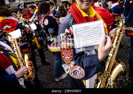 DEN BOSCH - les fêtards de carnaval dans le centre d'Oeteldonk, le nom que la ville de Den Bosch porte pendant le carnaval. D'innombrables fêtards se sont joints aux festivités. ANP ROB ENGELAAR netherlands Out - belgique Out Credit : ANP/Alamy Live News Banque D'Images