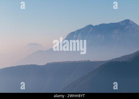 Silhouettes spectaculaires de chaînes de montagnes le matin. Banque D'Images