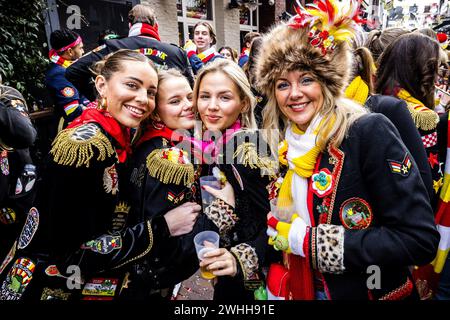 DEN BOSCH - les fêtards de carnaval dans le centre d'Oeteldonk, le nom que la ville de Den Bosch porte pendant le carnaval. D'innombrables fêtards se sont joints aux festivités. ANP ROB ENGELAAR netherlands Out - belgique Out Credit : ANP/Alamy Live News Banque D'Images