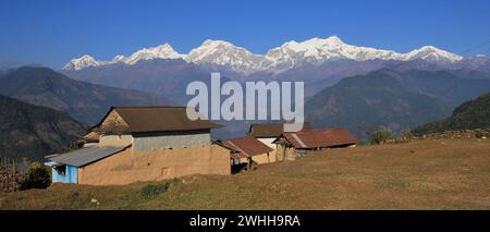 Fermes près de Ghale Gaun et de la chaîne de Manaslu, au Népal. Banque D'Images