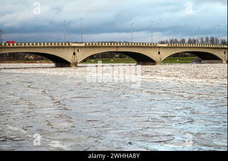 Une énorme charge de glace dans la rivière Lielupe près du pont routier à Jelgava, Lettonie. Banque D'Images