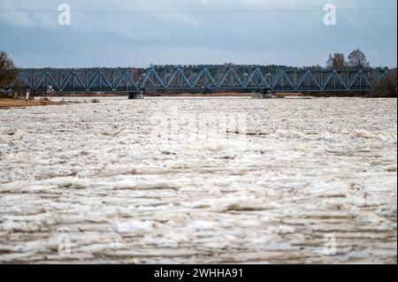 Une énorme charge de glace dans la rivière Lielupe près du pont ferroviaire à Jelgava, Lettonie. Banque D'Images