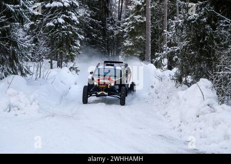 Région de Leningrad, Russie. 10 février 2024. L’équipe Pavel Andreev/Gleb Mokeev (214) participe à la 1ère étape du championnat russe de Rallye de Baja « Russie Forêt du Nord ». Crédit : SOPA images Limited/Alamy Live News Banque D'Images