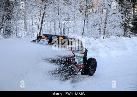 Région de Leningrad, Russie. 10 février 2024. Dmitry Cherkesov / Vladimir Prostakov (205) équipe de course en compétition lors de la 1ère étape du championnat russe de Rallye de Baja “Russie Forêt du Nord”. Crédit : SOPA images Limited/Alamy Live News Banque D'Images