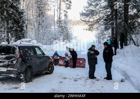 Région de Leningrad, Russie. 10 février 2024. Spectateurs vus lors de la 1ère étape du championnat russe Baja Rally RAID « Russie Forêt du Nord ». Crédit : SOPA images Limited/Alamy Live News Banque D'Images