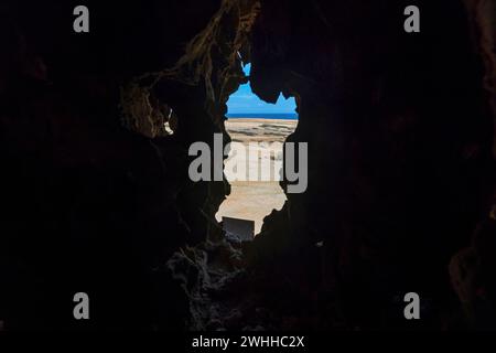 Vue des grottes de Quadirikiri sur l'île d'Aruba dans le parc national d'Arikok avec ouverture extérieure dans le mur et vue sur la mer des Caraïbes. Banque D'Images