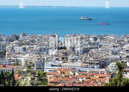 Ville de Thessalonique, vue panoramique aérienne sur les maisons, la tour Rotunda de Galère et la mer Méditerranée bleue sur un sunn Banque D'Images