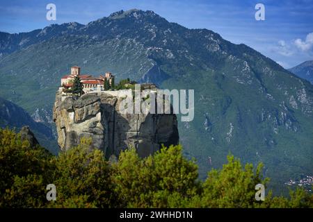 Monastère de la Sainte Trinité construit sur le sommet d'un rocher dans le complexe des Météores près de Kalambaka, célèbre attraction touristique à GRE Banque D'Images