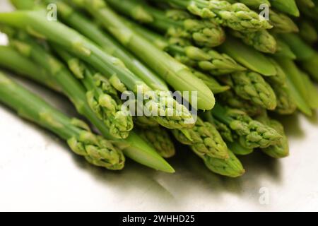 Photos d'asperges vertes, blanchies ou cuites, légumes de printemps sains, foyer sélectionné Banque D'Images
