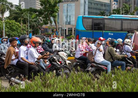 JAKARTA, INDONÉSIE - 10 FÉVRIER 2024 : des partisans de MM. Prabowo Subianto et Gibran Rakabuming Raka sont vus dans les rues de Jakarta, Indonésie. Banque D'Images