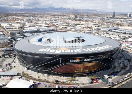 Paradise, États-Unis. 08th Feb, 2024. Un hélicoptère UH-60 Black Hawk du Service des douanes et de la protection des frontières des États-Unis et un hélicoptère Airbus AS350 A-Star survolent le stade Allegiant lors d'un balayage de sécurité avant le Super Bowl LVIII de football américain, le 8 février 2024 à Las Vegas, Nevada. Le Super Bowl est le match de championnat annuel de la Ligue nationale de football et se jouera le 11 février. Crédit : Jerry Glaser/CBP photos/Alamy Live News Banque D'Images