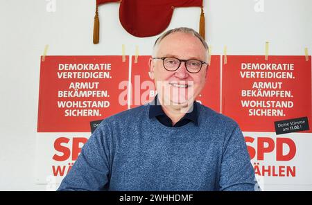 SPD vor Reichstag 03.02.2024, Allemagne, Berlin, Bundestagswahl, Nachwahl zur Bundestagswahl 2021 im Wahlbezirk 67, Klaus Mindrup, vor dem Bundestag WO er BEI der Nachwahl AM 11.02.2024 wieder einziehen will, SPD Kandidat, ehemalige Wahlkreis Wolfgang Thierse, War 2021 unterlegen gegen den GRUENEN Kandidaten, jetzt will er mit neuem Wahlkampf die Wende fuer die SPD schaffen, Wissenschaftler, Biologe, Plakate, SPD Wahlkampf Gruene am Kollwitzplatz Berlin Berlin Allemagne *** SPD devant Reichstag 03 02 2024, Allemagne, Berlin, élection du Bundestag, élection partielle pour l'élection du Bundestag de 2021 in con Banque D'Images