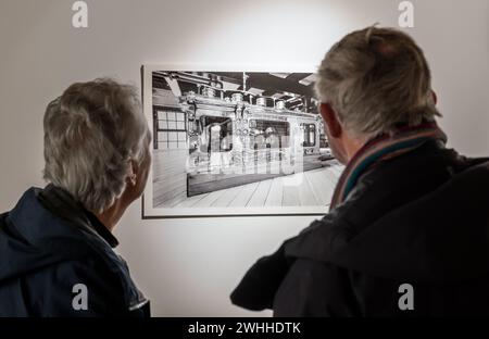 Les gens regardant une photo de The Spirit Safe, Glenkinchie Distillery, East Lothian, Scotlabnd, Royaume-Uni Banque D'Images