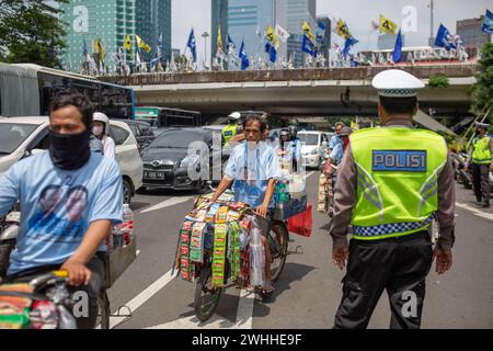 JAKARTA, INDONÉSIE - 10 FÉVRIER 2024 : des partisans de MM. Prabowo Subianto et Gibran Rakabuming Raka sont vus dans les rues de Jakarta, Indonésie. Banque D'Images