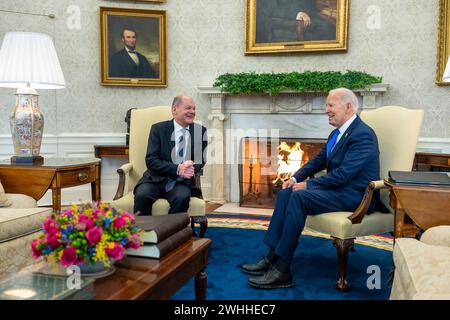 Washington, États-Unis d'Amérique. 09th Feb, 2024. Washington, États-Unis d'Amérique. 09 février 2024. Le président américain Joe Biden et le chancelier allemand Olaf Scholz discutent ensemble lors d'une réunion bilatérale au Bureau ovale de la Maison Blanche, le 9 février 2024 à Washington, DC crédit : Adam Schultz/White House photo/Alamy Live News Banque D'Images
