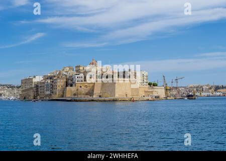 Senglea, Malte - 8 juin 2016 : la ville fortifiée avec le bastion Spur à la pointe de la pointe piquant dans le Grand Port. Banque D'Images