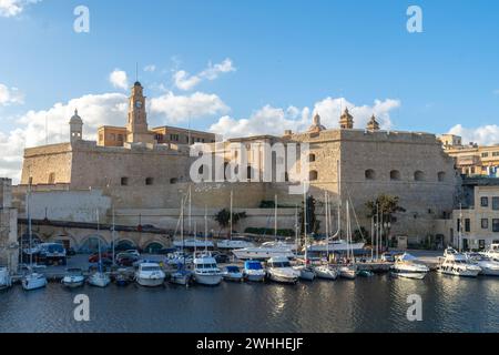 Senglea, Malte - 17 janvier 2022 : Bastion Saint Michael à l'entrée de la ville fortifiée surplombant les bateaux amarrés à Dockyard Creek. Banque D'Images