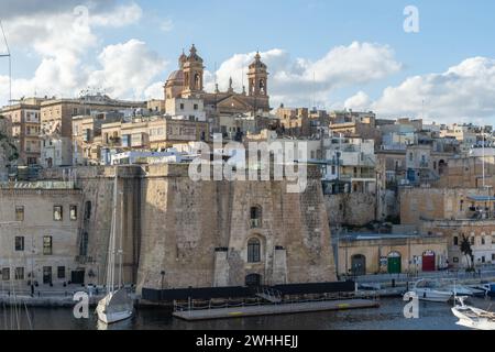 Senglea, Malte - janvier 17th 2022 : le bastion dominant Dockyard Creek avec les clochers de l'église paroissiale de Senglea. Banque D'Images