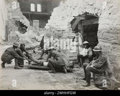 Ypres, Belgique : des médecins qui s'occupent d'un soldat blessé sur une civière. Photographies de la 8e ambulance de campagne de la Force impériale australienne en France et en Belgique vers 1917-1918 Banque D'Images