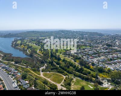 Vue aérienne de la maison autour du réservoir du lac Murray à San Diego, Californie Banque D'Images