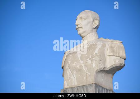 Statue en marbre de l'amiral Nikolaos Votsis placée près de la célèbre Tour Blanche à Thessalonique, Grèce, ciel bleu, espace copie Banque D'Images