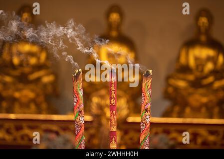 Bangkok, Bangkok, Thaïlande. 10 février 2024. Les Chinois thaïlandais et les touristes portent des vêtements rouges. Allumez de l'encens et rendez hommage aux choses sacrées. Pour la prospérité dans la vie à l'intérieur du sanctuaire Guangdong, Yaowarat (Chinatown) à Bangkok, était pendant le festival du nouvel an chinois le 10 février 2024. (Crédit image : © Teera Noisakran/Pacific Press via ZUMA Press Wire) USAGE ÉDITORIAL SEULEMENT! Non destiné à UN USAGE commercial ! Banque D'Images