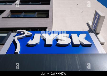 Façade avec chant et logo de JYSK Banque D'Images