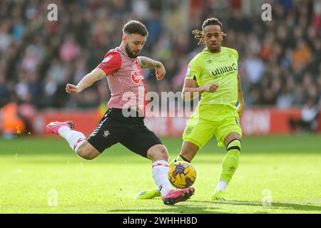 Southampton, Royaume-Uni. 10 février 2024. L'attaquant de Southampton Adam Armstrong (9 ans) tire au but lors du Southampton FC contre Huddersfield Town AFC au St.Mary's Stadium, Southampton, Angleterre, Royaume-Uni le 10 février 2024 Credit : Every second Media/Alamy Live News Banque D'Images