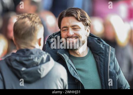 Southampton, Royaume-Uni. 10 février 2024. Russell Martin, entraîneur de Southampton, secoue la main lors du Southampton FC contre Huddersfield Town AFC au St.Mary's Stadium, Southampton, Angleterre, Royaume-Uni le 10 février 2024 Credit : Every second Media/Alamy Live News Banque D'Images