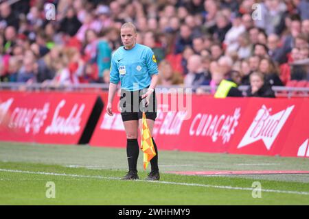 Amsterdam, pays-Bas. 10 février 2024. AMSTERDAM, PAYS-BAS - 10 FÉVRIER : Martina Boer, arbitre adjointe, regarde pendant le match Azerion Vrouwen Eredivisie entre Ajax et Feyenoord au Johan Cruijff Arena le 10 février 2024 à Amsterdam, pays-Bas. (Photo de Jan Mulder/Orange Pictures) crédit : Orange pics BV/Alamy Live News Banque D'Images