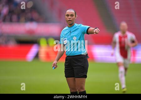 Amsterdam, pays-Bas. 10 février 2024. AMSTERDAM, PAYS-BAS - 10 FÉVRIER : Marisca Overtoom arbitre en action lors du match Azerion Vrouwen Eredivisie entre Ajax et Feyenoord au Johan Cruijff Arena le 10 février 2024 à Amsterdam, pays-Bas. (Photo de Jan Mulder/Orange Pictures) crédit : Orange pics BV/Alamy Live News Banque D'Images