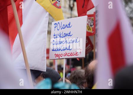 Manifestation antigouvernementale à Varsovie. Manifestation antigouvernementale à Varsovie, Pologne, le 10 février 2024. Plusieurs centaines de partisans du PiS droit et Justice se sont rassemblés devant le Tribunal constitutionnel de Varsovie pour protester contre la coalition au pouvoir dirigée par le pro-européen Donald Tusk. Varsovie Pologne Copyright : xAleksanderxKalkax Banque D'Images