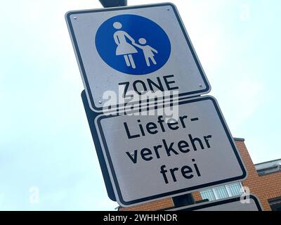 Schild Fußgängerzone Lieferverkehr frei *** panneau de zone piétonne livraison trafic gratuit Copyright : xmix1x Banque D'Images