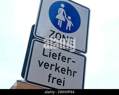 Schild Fußgängerzone Lieferverkehr frei *** panneau de zone piétonne livraison trafic gratuit Copyright : xmix1x Banque D'Images