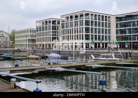 Bâtiment moderne au bord du lac Phoenix, Dortmund Banque D'Images